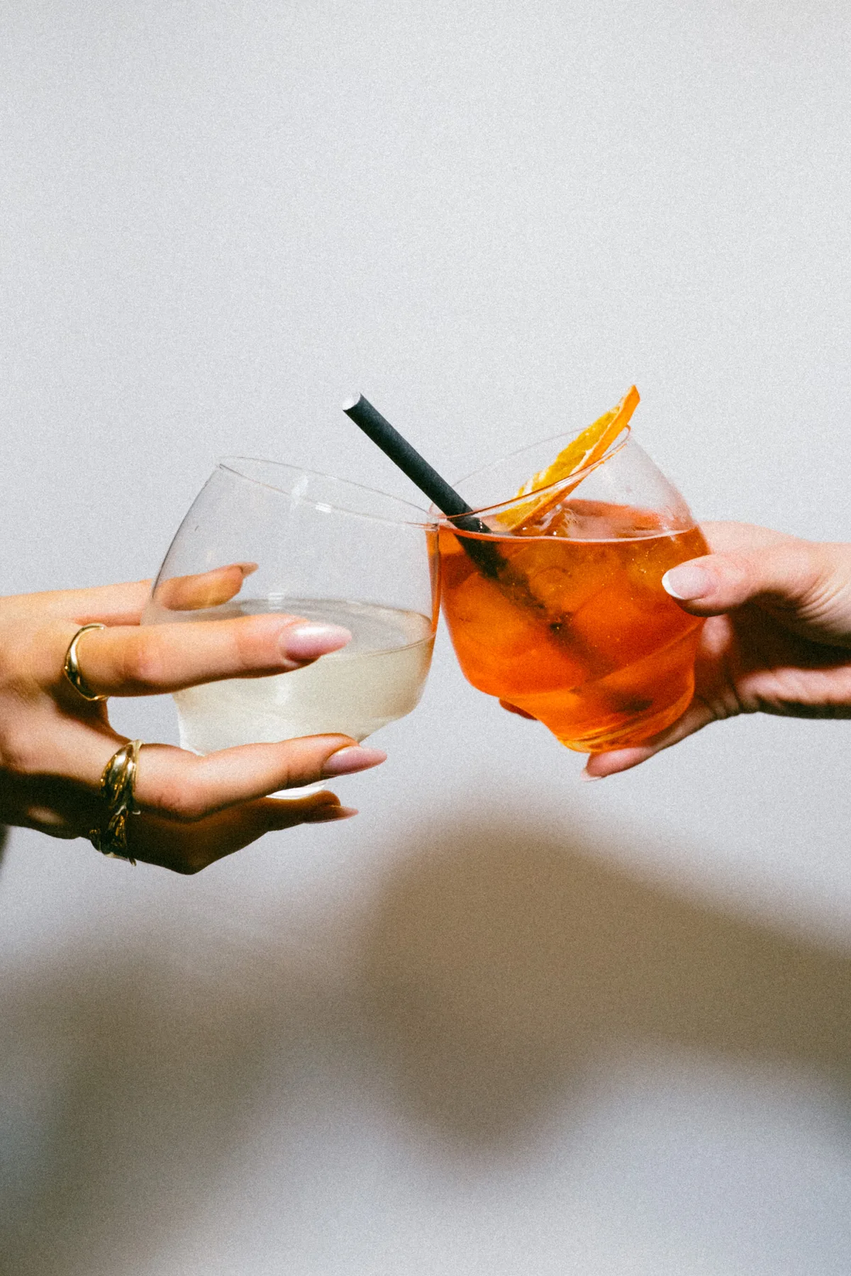 Zwei Gäste stossen mit Cocktails an in der Adieu Bar Prenzlauer Berg