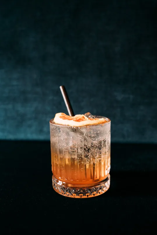 Minzieu, Gin mit pürierter Minze, Zitrone und Limette im Tumbler