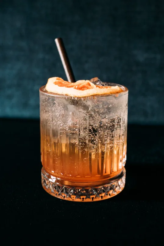 Adieu Nashi, klarer Longdrink mit Nashi-Birne und Minze auf Eis