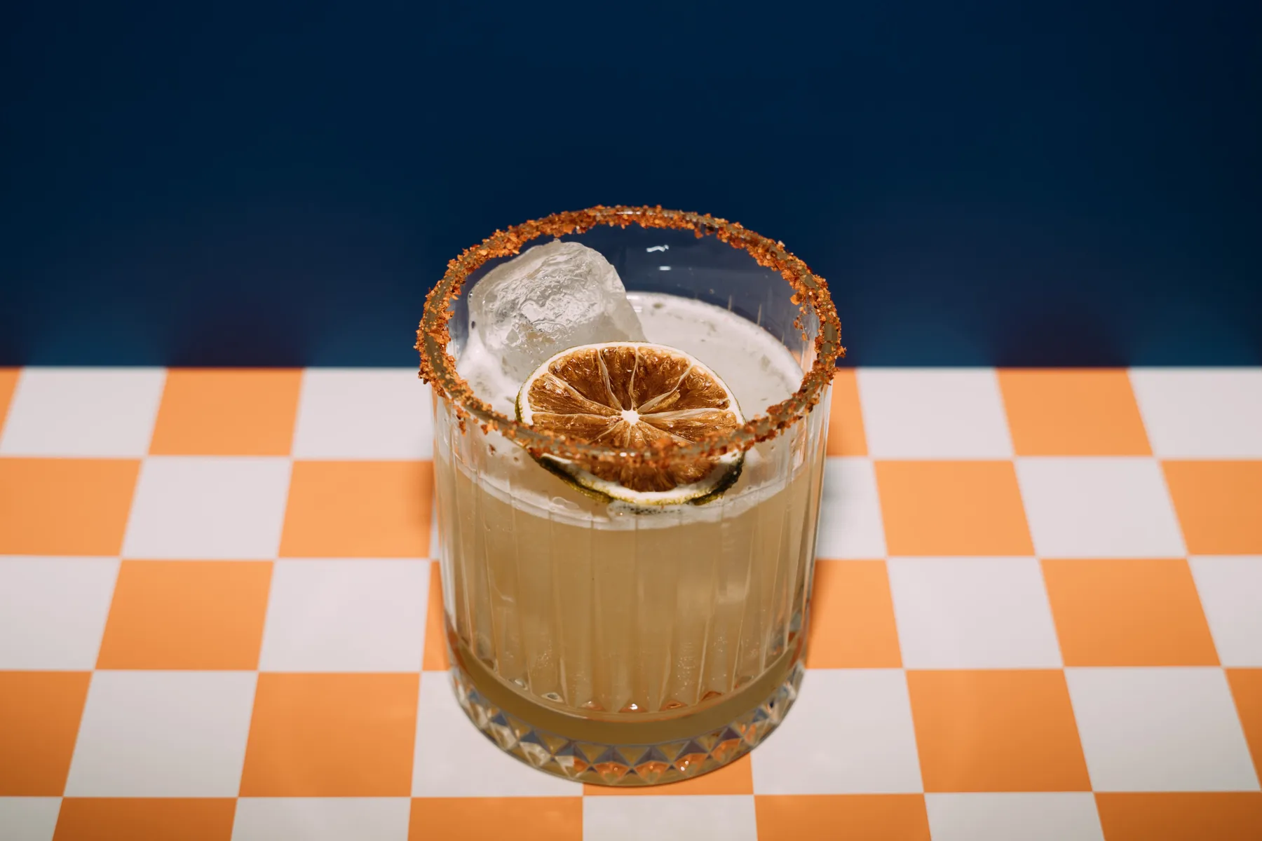 Spicy Margarita auf Schachbrett-Untergrund, Adieu Bar Berlin