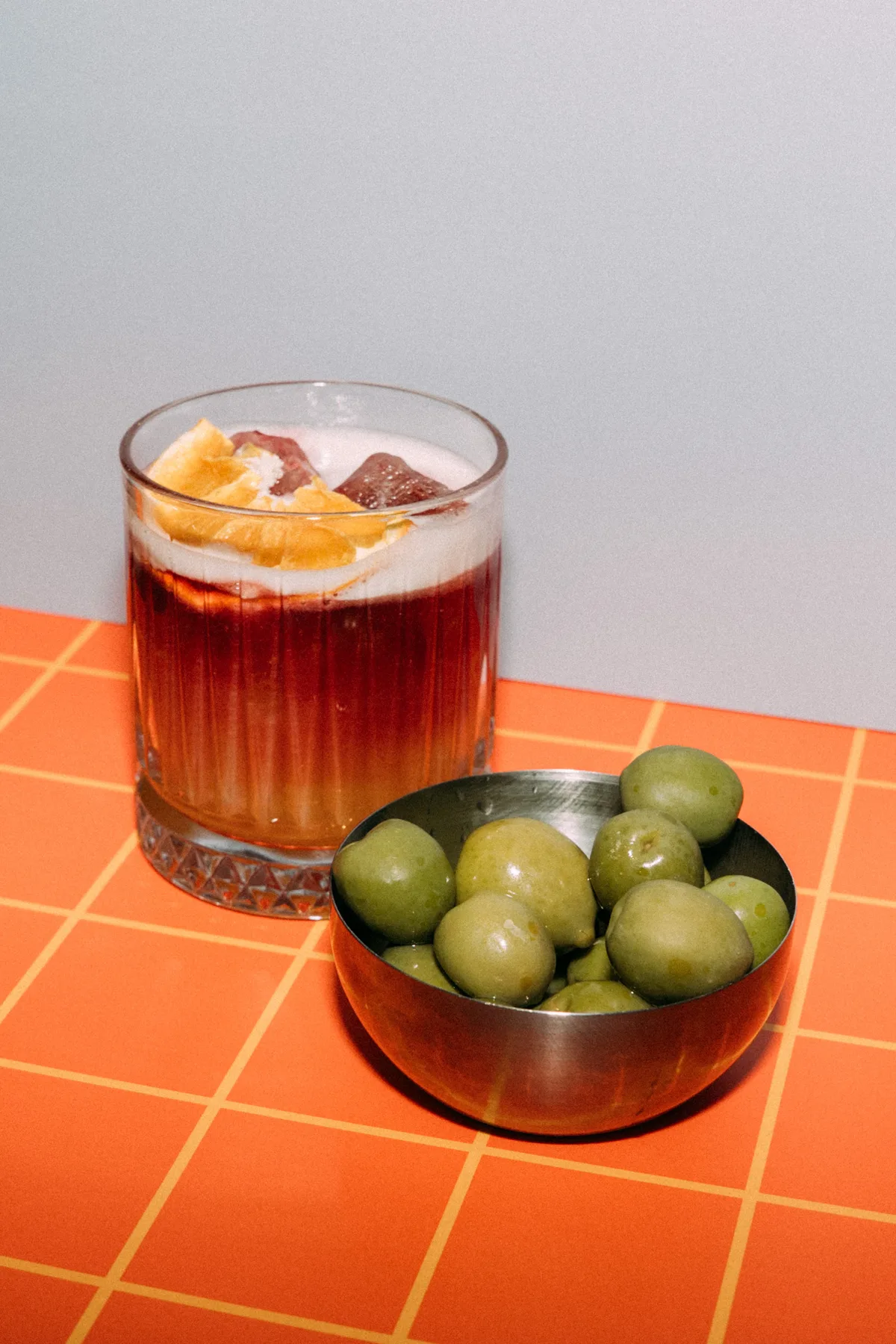 Negroni mit grünen Oliven in der Adieu Bar