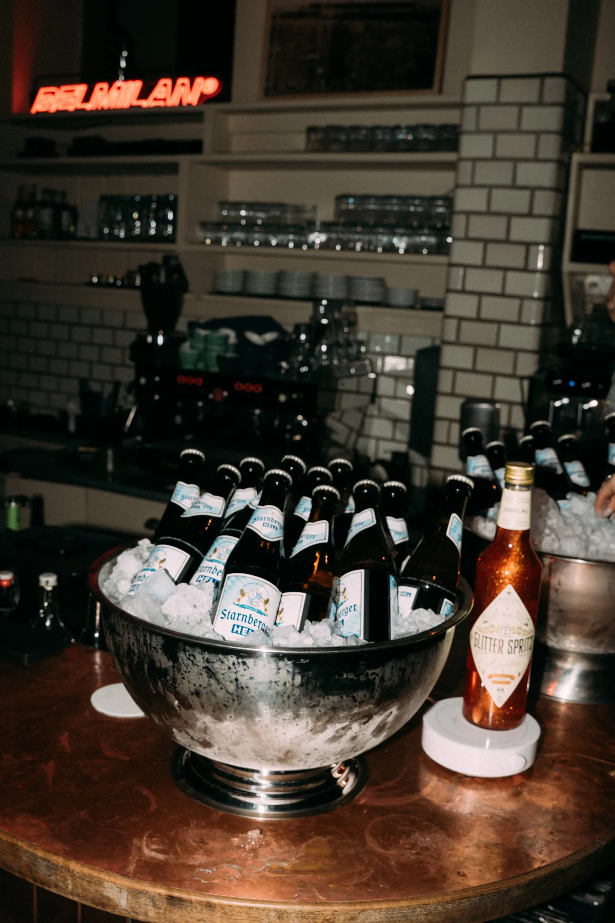 Brand-Kollaboration mit Glitter Spritz und Belmilan in der Adieu Bar