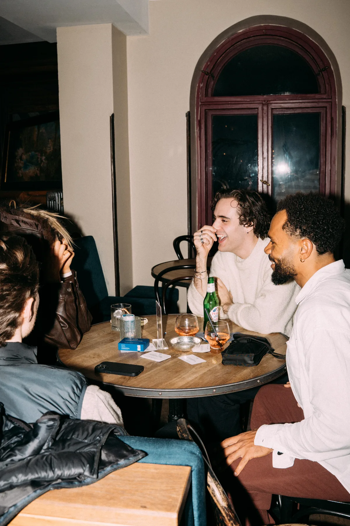 Gemütliche Runde am Tisch in der Adieu Bar