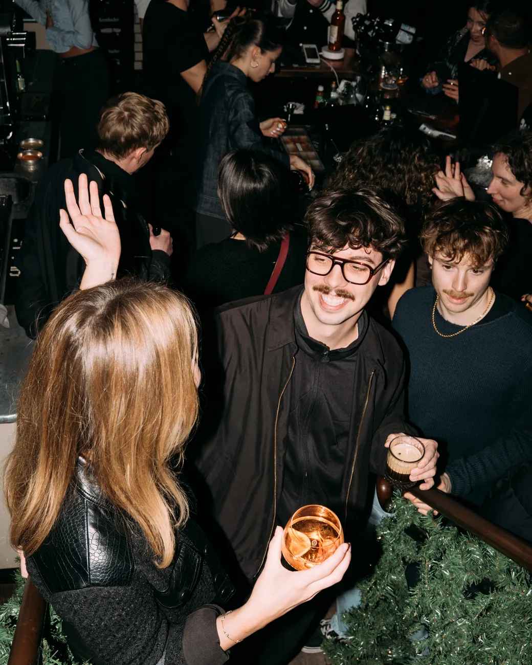 Volle Adieu Bar an einem Abend: Gäste mit Spritz und Bier dicht an dicht an der Theke