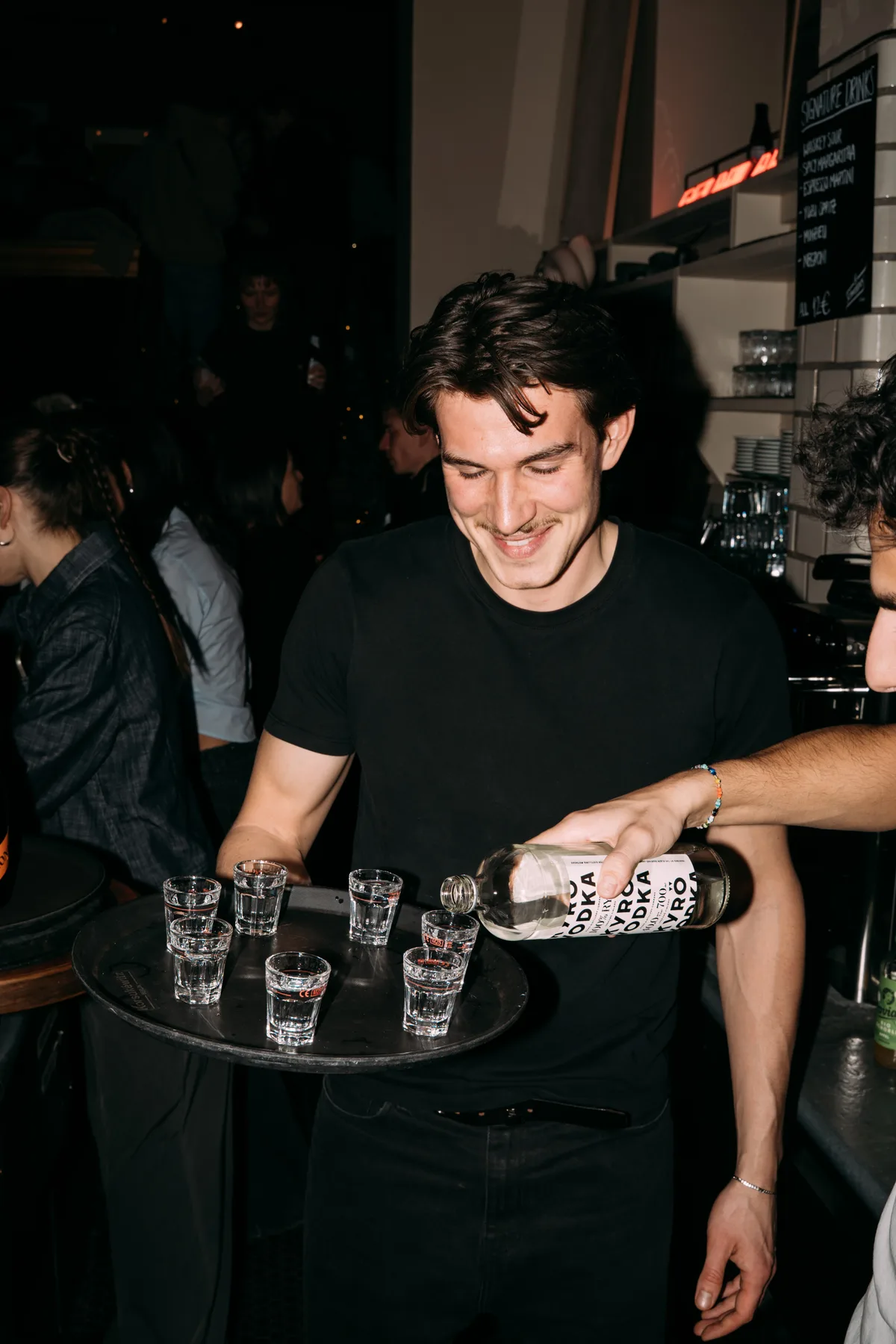 Kellner mit Shot-Tray bei einem Event