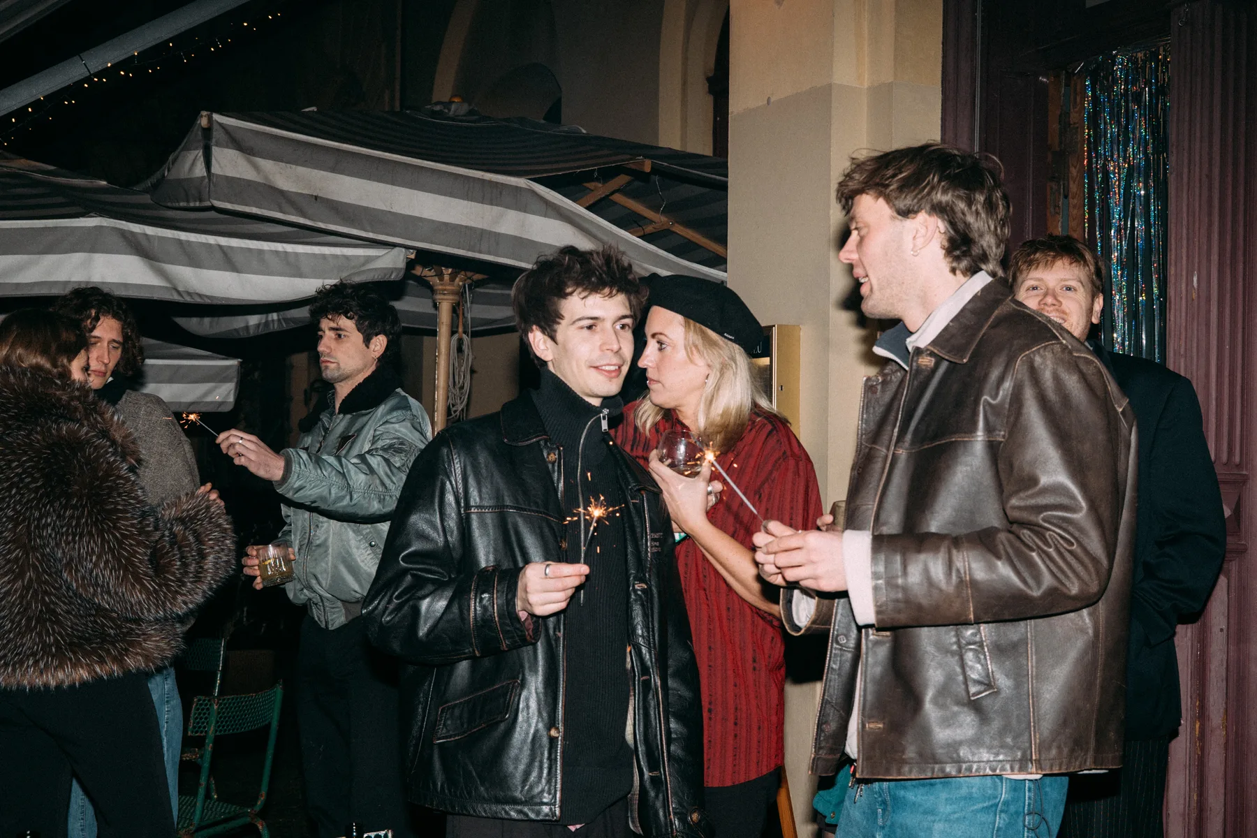 Sparklers und Feiern in der Adieu Bar Prenzlauer Berg
