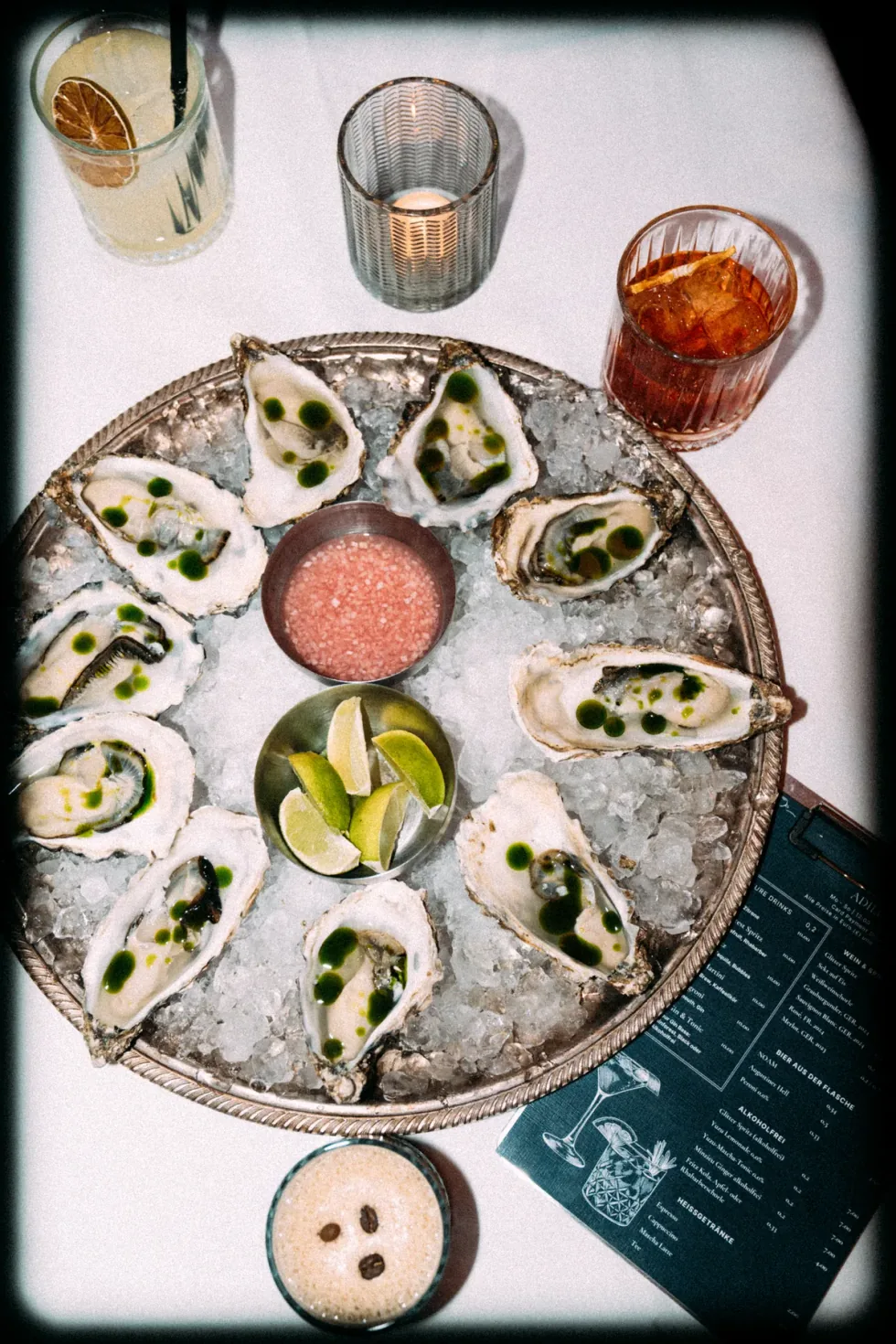 Austernplatte auf Eis mit Mignonette und Limette in der Adieu Bar Berlin