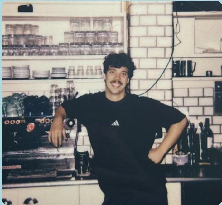 Julian Mathieu, Founder der Adieu Bar, hinter der Theke in der Knaackstrasse