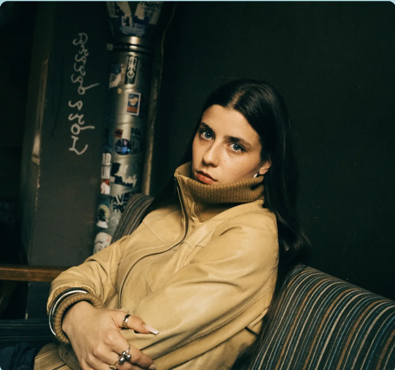 Liza Packebusch, Service der Adieu Bar Berlin